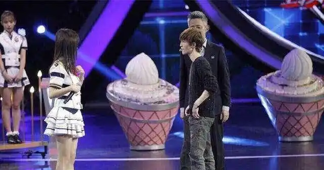 鞠婧祎有多高看她跟郭敬明同框就知道了网友两个小孩子