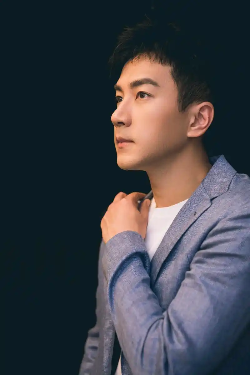 刘恺威 的央视综艺频道《金秋曲艺大联欢》录制顺利收工啦先来一张小