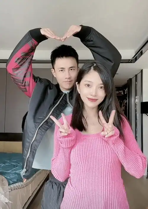 王灿晒与杜淳合影,说土味情话高调表白,穿情侣装贴脸拥抱好幸福