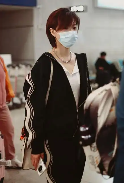 万茜亮相机场全新打扮亮点多青春动感惊艳全场