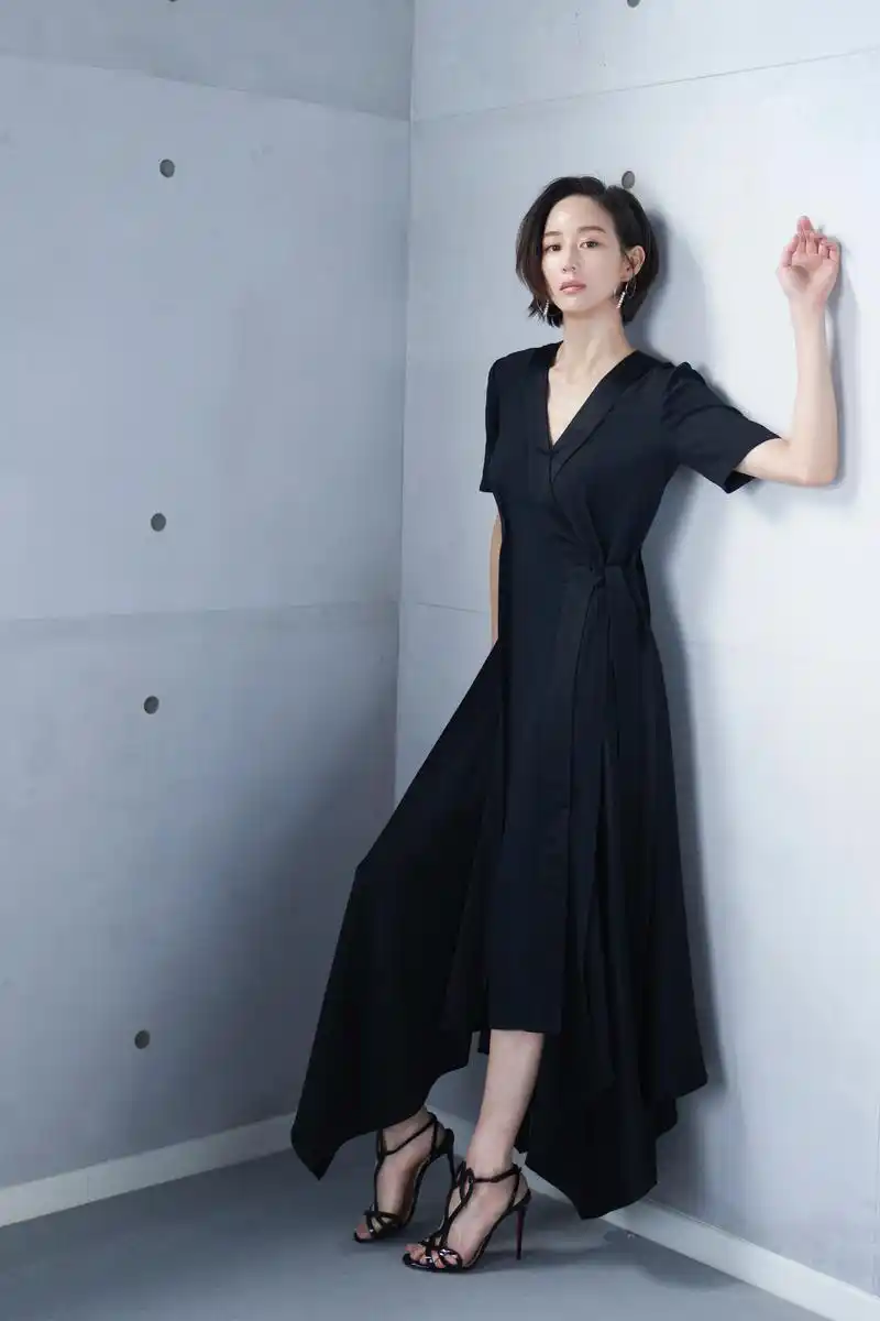 张钧甯黑色不规则长裙,搭配同色系带高跟鞋,简单又大方!