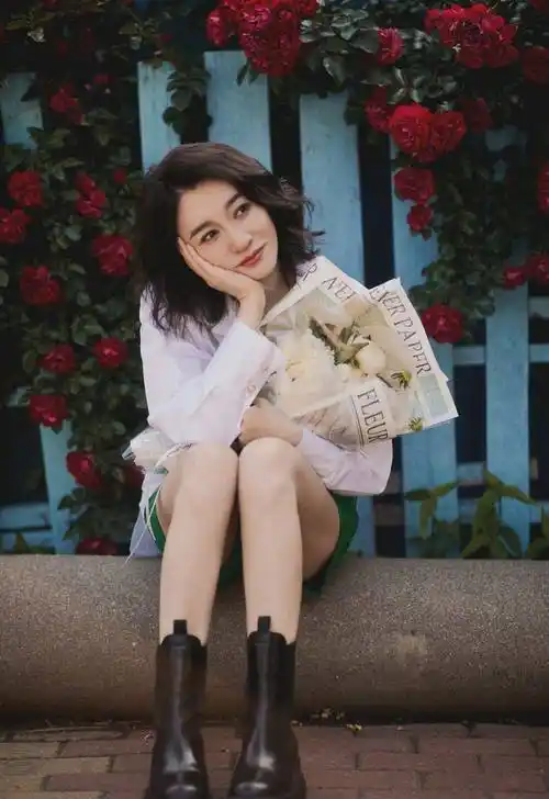 李小冉白色衬衣悠闲生活照_李小冉_衬衣_白色