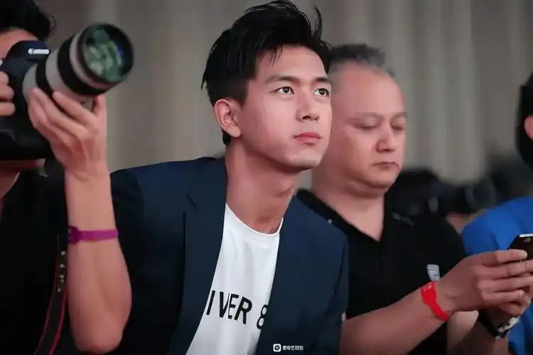 网友巴黎偶遇李现:一身黑装与路人无异,被拍后抿嘴微笑尴尬跑路