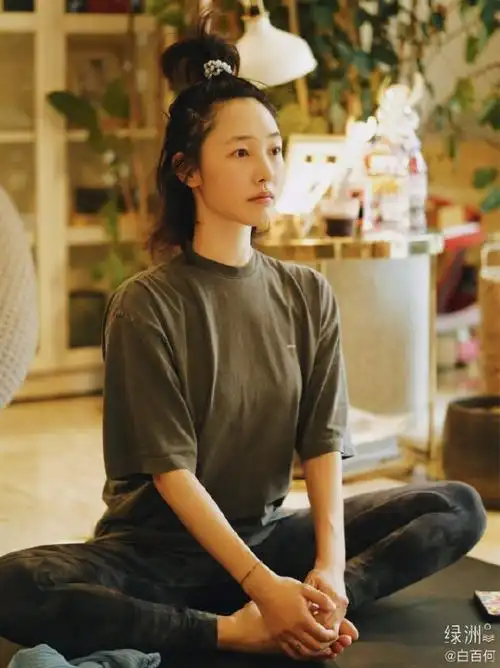 白百何晒力量健身照穿瑜伽服身材凹凸有致
