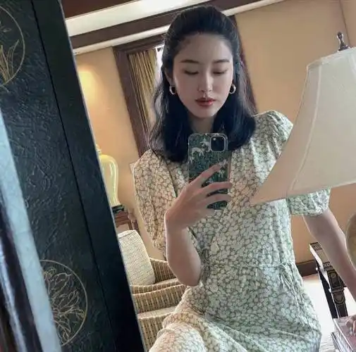 陈金飞真的捡到宝了,杨采钰海边照玉女气息十足,不是粉也在疯狂舔屏