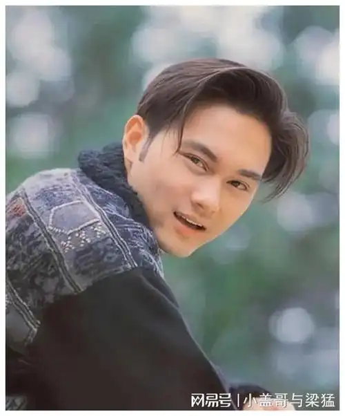 张智霖把头发染黑白胡子剃了,颜值重回巅峰,帅气过新年