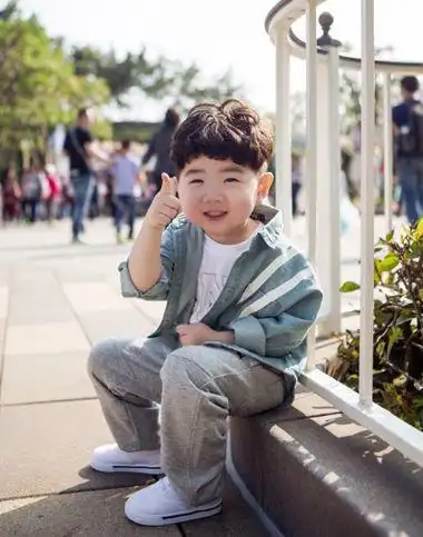 5岁小男孩发型图片5岁男童流行发型