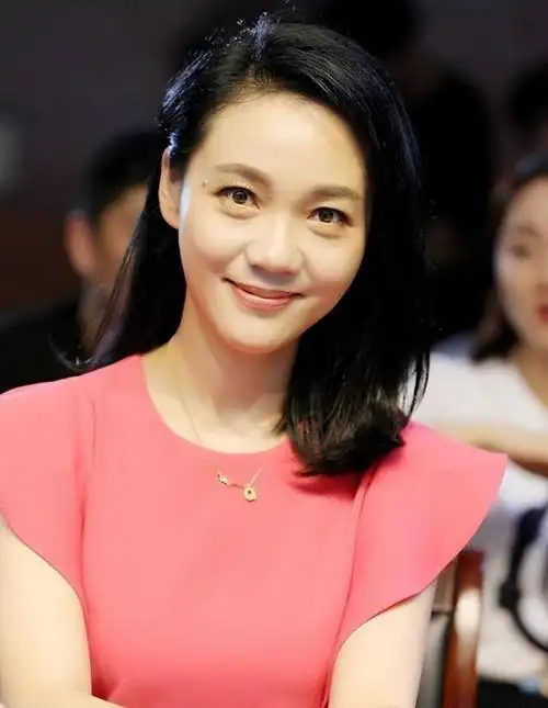 她是著名美女主持人,嫁给神秘老公生下三个孩子,50岁