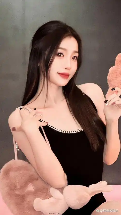 虞书欣真的好会打扮,穿吊带裙演绎美艳甜妹,婀娜多姿好养眼