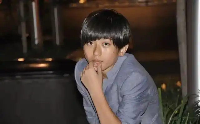 蔡徐坤又一波罕见童年黑照曝光比起成熟的打扮这吃相感人