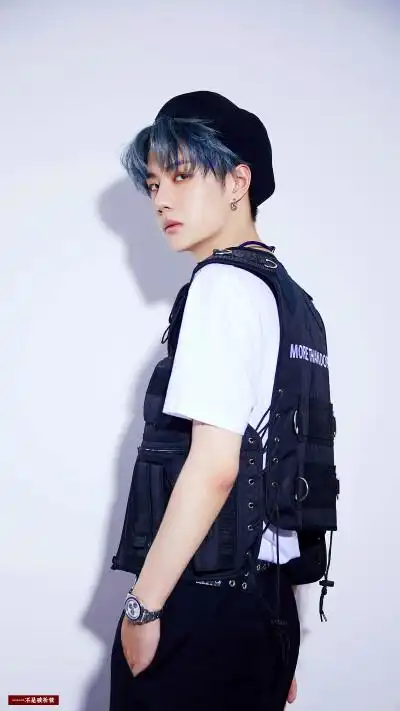 王一博101蓝色头发