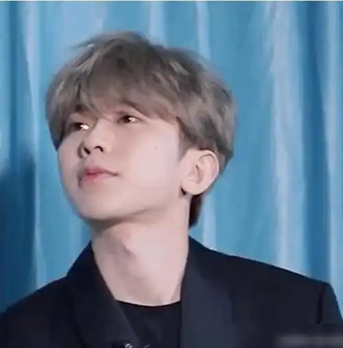 蔡徐坤的下巴本来就很尖,如今脸胖了起来,面部线条就显得有些不自然