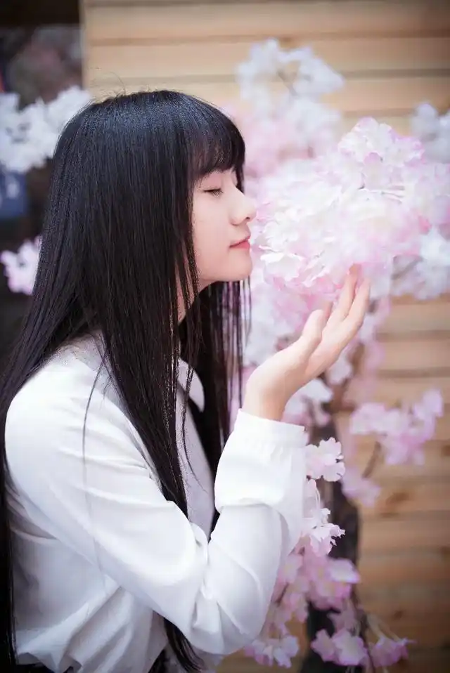 黑长直女孩甜美卖萌