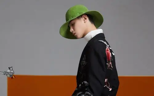 黄明昊帅气杂志写真桌面壁纸