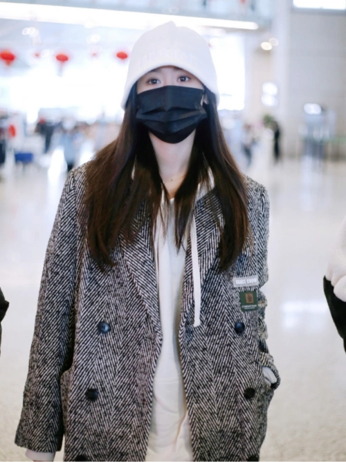 袁冰妍的穿搭风格好耐看!呢子外套搭白色连帽卫衣,休闲又时髦