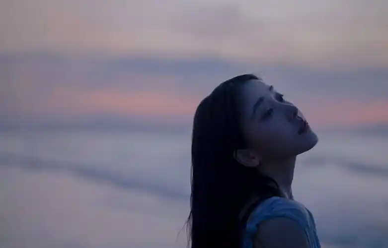 姜贞羽穿蓝裙长发飘飘显活力与海嬉戏少女感爆棚