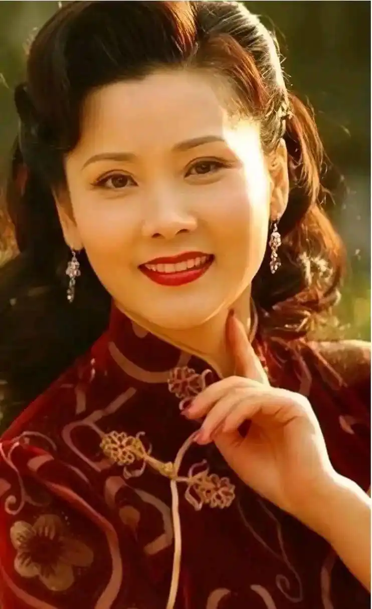 剧中的杨九红为了嫁入白家的大门,手段用尽,时而阴狠毒辣,时而疯疯癫