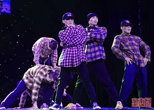 精彩节目后的帅气造型结尾