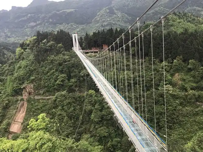 成都邛崃南宝山玻璃桥旱滑