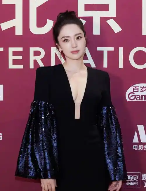 董璇北影节造型引热议,女星红毯照修图前后对比,谁的颜值最抗打!