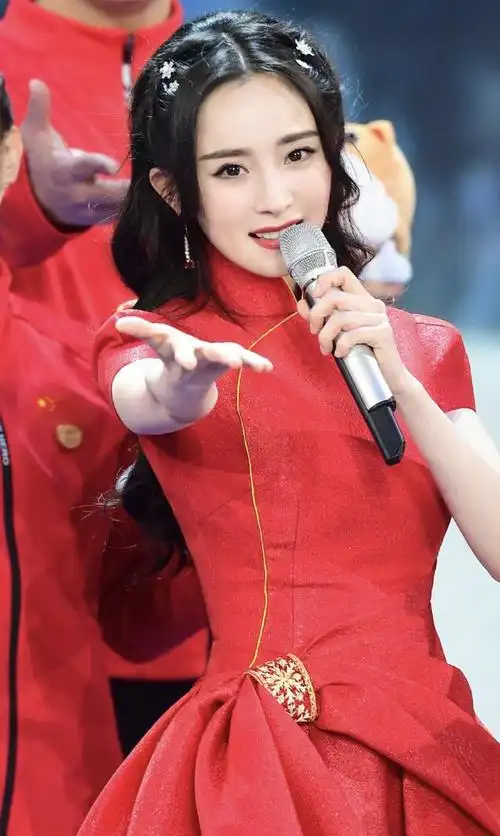 关晓彤第一次春晚大衣牌子(关晓彤在春晚上穿的衣服)-天晟网