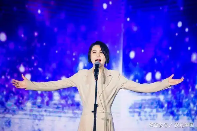 上海:周笔畅,尚雯婕亮相中国品牌日晚会,两超女同场开唱!