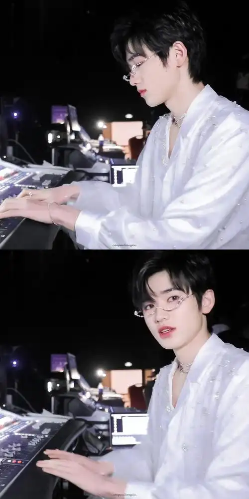 宋亚轩眼镜和西服