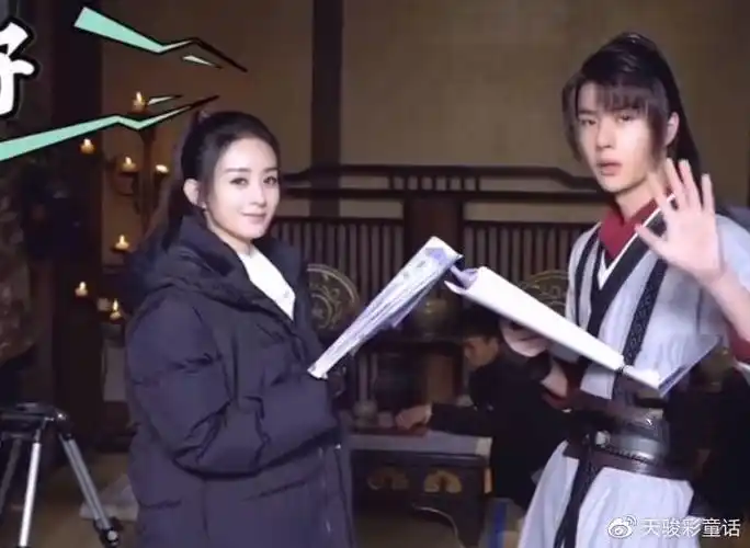 《有翡》新花絮:王一博和赵丽颖"黏"在一起,被拍后表情太可爱