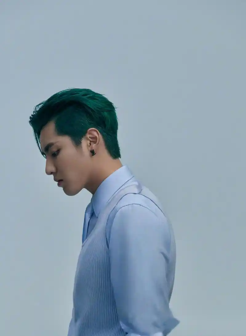 吴亦凡蓝天白云大片内页曝光!