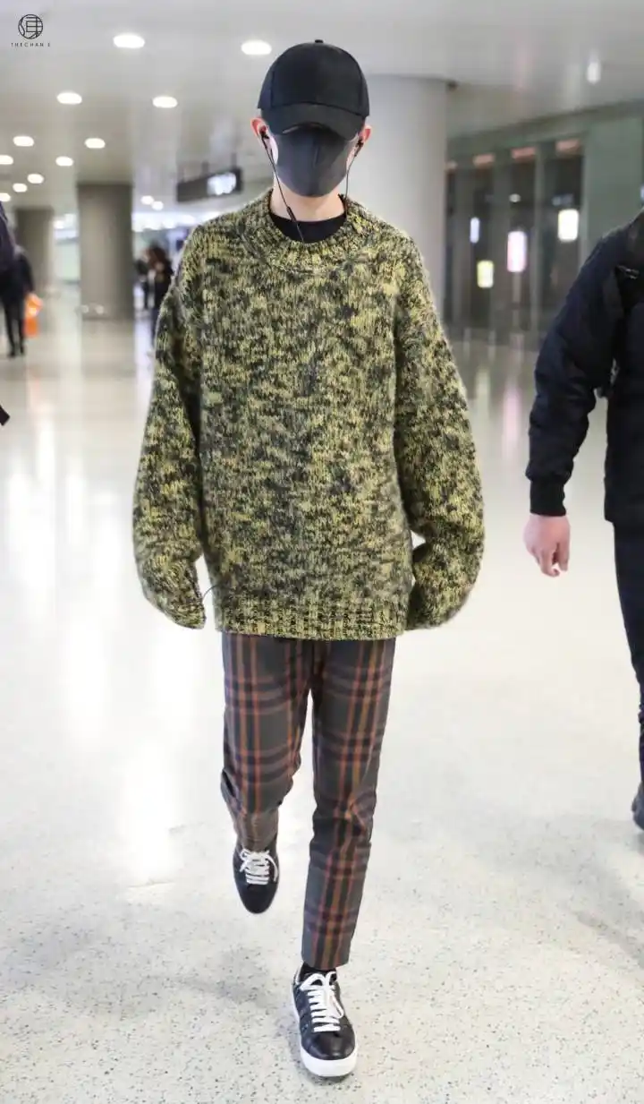 易烊千玺机场全身照出炉,已顺利到达上海,准备双十一晚会的彩排