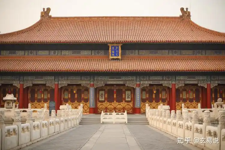 故宫建筑群是中国传统宫殿建筑的代表,其设计思想强调"天人合一",追求