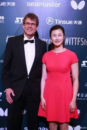 一身粉裙现身的丁宁还凭借2017世界乒乓球锦标赛的精彩一球获得了2017