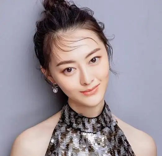 陈格回国后也曾进入过娱乐圈,是越剧团青年演员兼舞蹈演员,能歌善舞