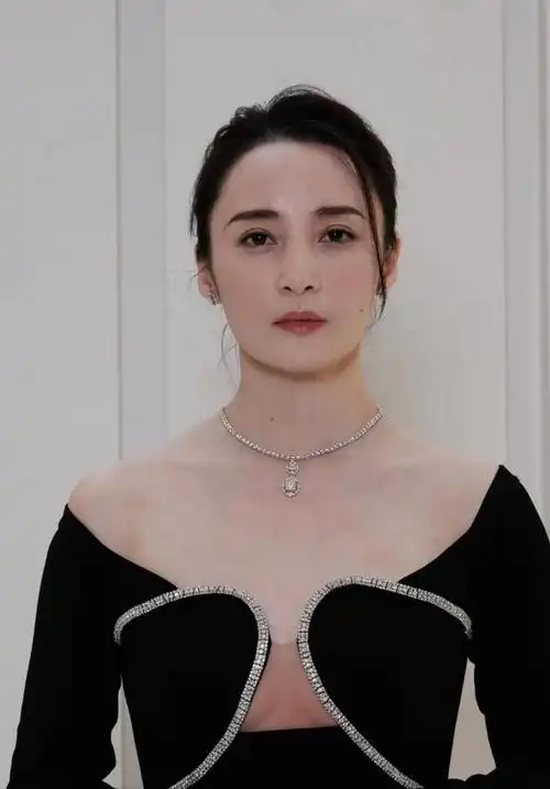 被蒋勤勤生图惊艳到皮肤零瑕疵白到发光一身紧身裙毫无赘肉