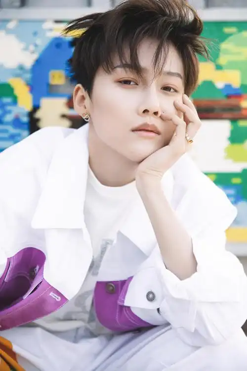 刘雨昕今晚直播造型清爽干净的雨昕一会见