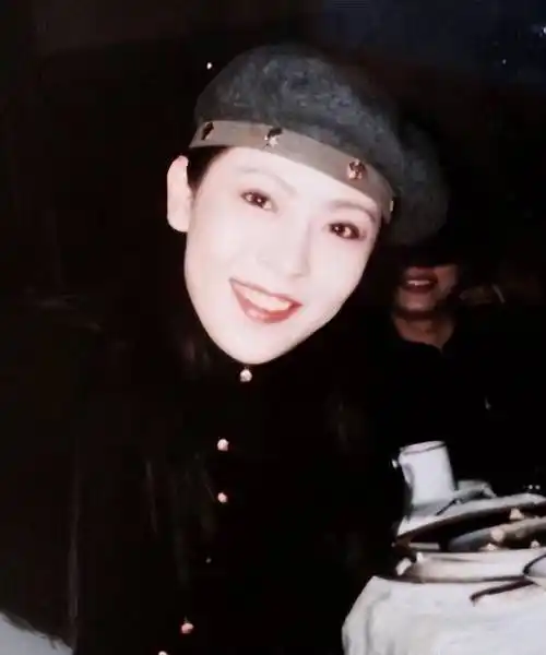 向太年轻时是真正的"名媛",打扮时髦五官大气,比现在好看太多