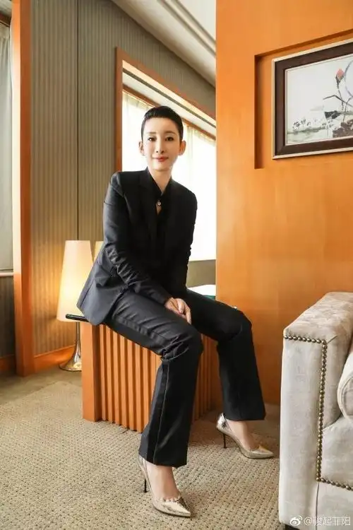 演戏有态度的秦海璐,对职场女性穿搭见解竟然是这样的!
