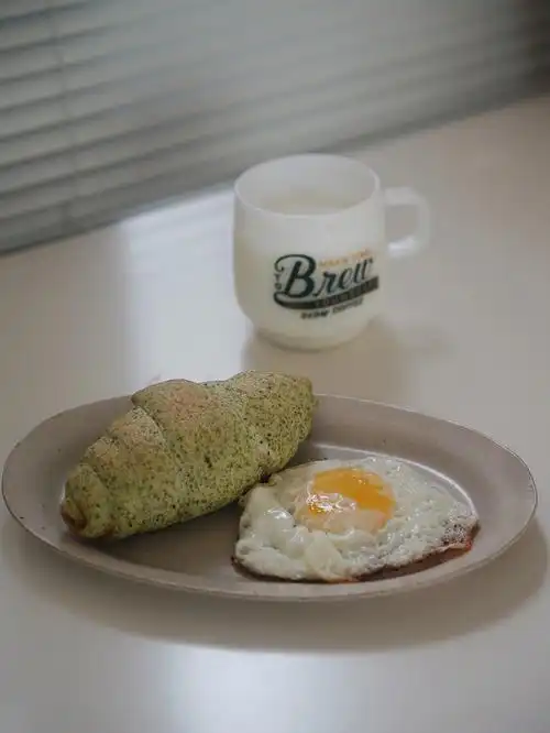 早餐:海苔肉松盐卷/牛奶/煎鸡蛋93今天的早餐很简单,昨天一个人14