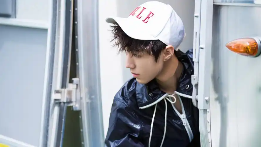 tfboys 王俊凯 明星风尚壁纸壁纸是一款电脑壁纸,属于明星
