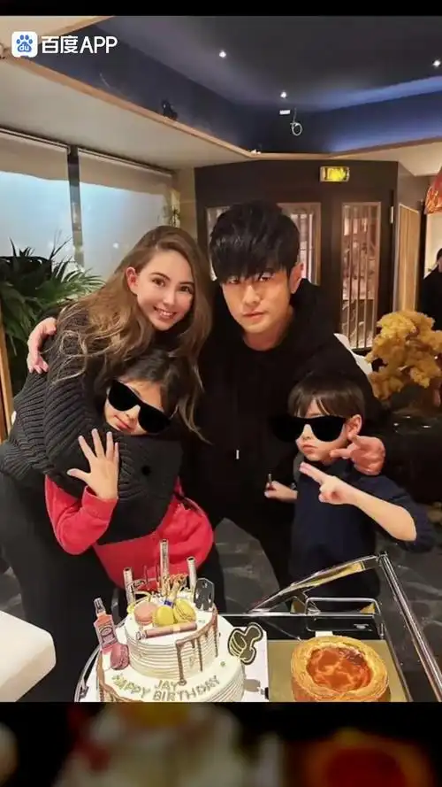 周杰伦7岁儿子打网球功架十足晒惊人球技打赢妈妈昆凌台湾天王周