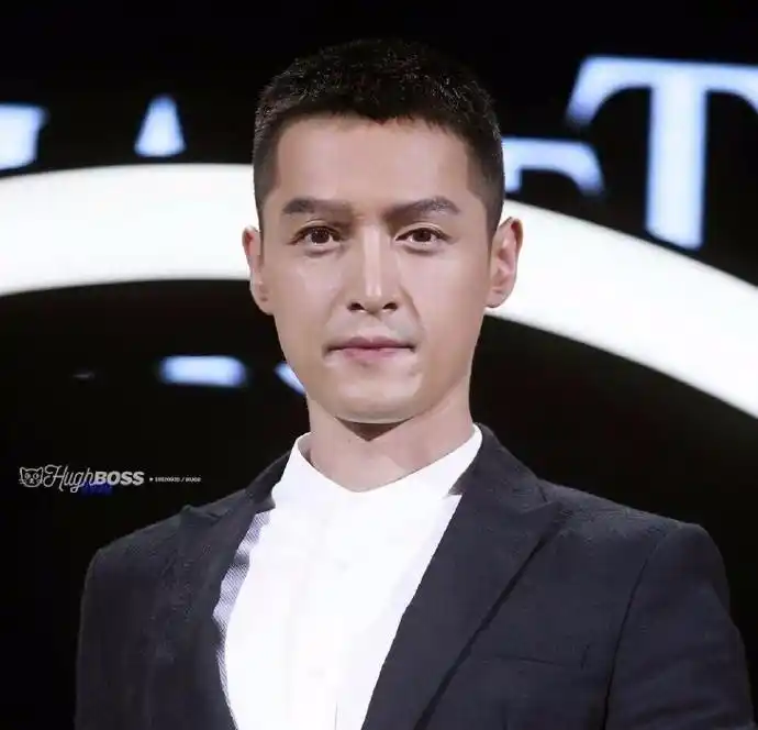 胡歌剪短发了!剃了个寸头,很帅很硬朗.