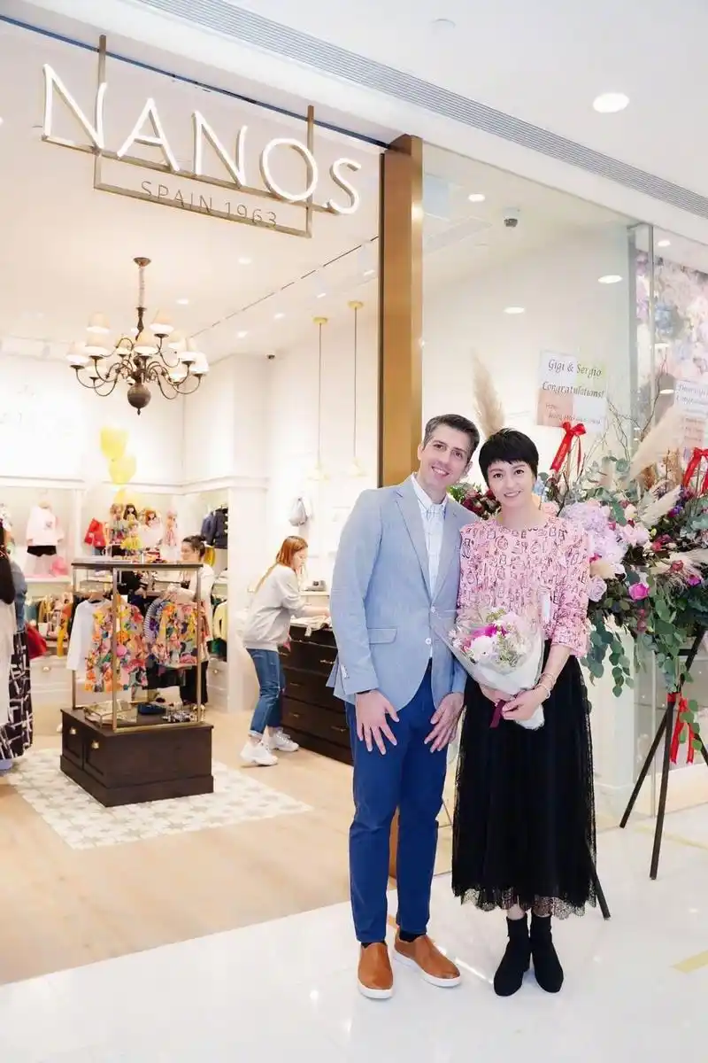 梁咏琪和外国人老公同框太恩爱,穿斜肩连衣裙优雅大气,魅力十足