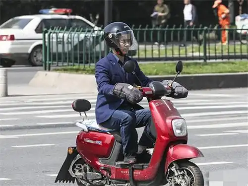 电动车要安装脚蹬子?不戴头盔的车主急哭了?专家:好无奈!
