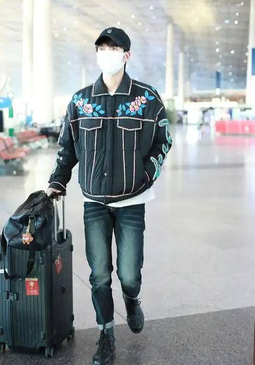陈宥维花朵装时尚帅气机场照图片
