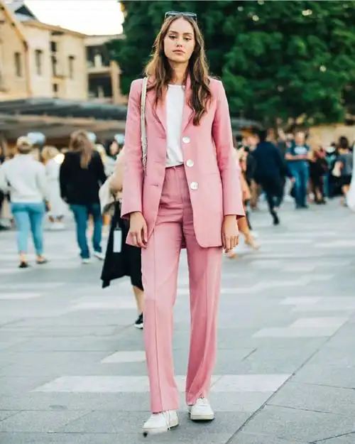 一套米白色的休闲范西装,搭配舒适的凉鞋,宽大的腰封让宽松的西装也