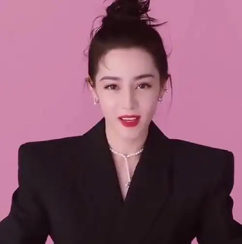 迪丽热巴鸡毛丸子头##迪丽热巴直角肩西装