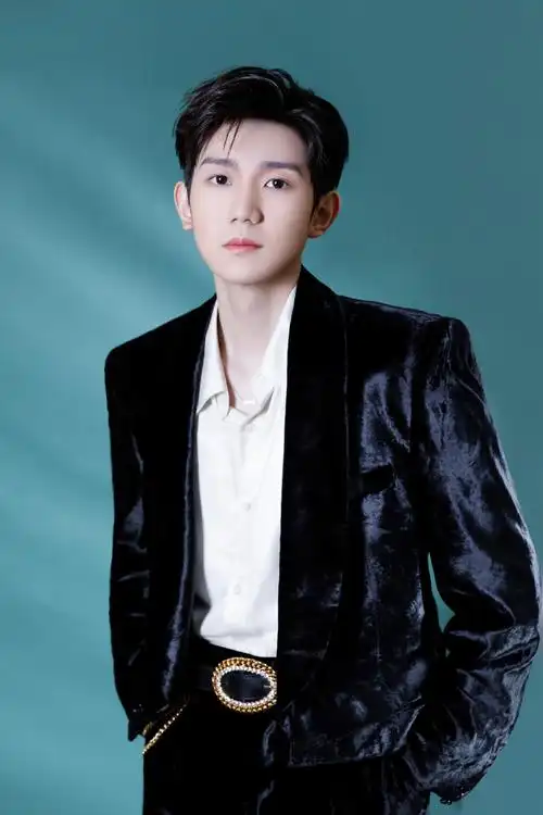 王源丝绒西装帅气写真图片