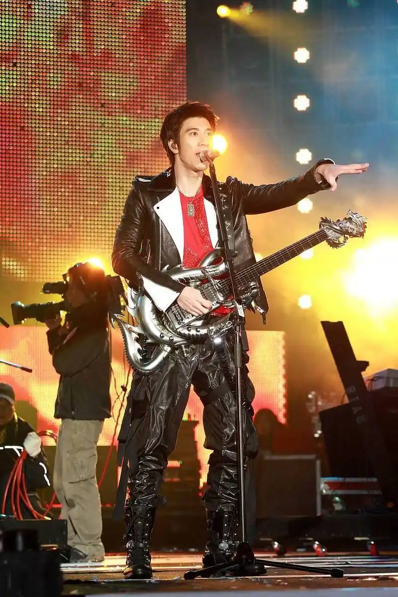 争议与期待交织,万众瞩目的王力宏演唱会台北站即将在星光熠熠的舞台