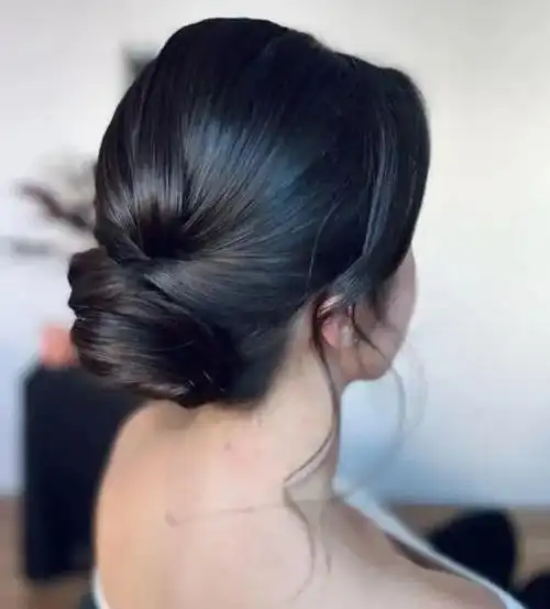 法式风格的盘发,端庄大气又时尚,只看背影就很显气质哦,这样盘头发