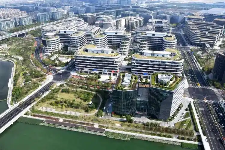 有着世界登机口美誉的虹桥商务区今年又引进了各类总部49家